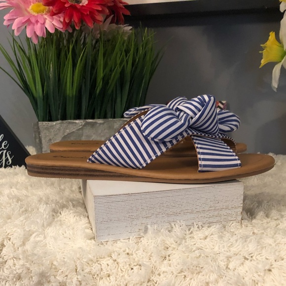 🎉HP🎉FINAL PRICE! Blue & White Bow Sandals!! - Picture 7 of 8